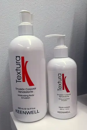 Las dos emulsiones corporales Textura de Keenwell, la grande y la pequeña, en el centro