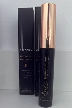 El sérum de pestañas Hyaluronic Boost de elleeplex junto a sus cajas