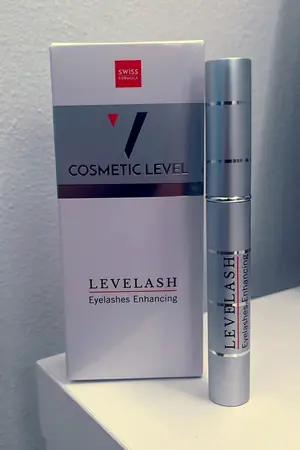 El sérum de pestañas Levelash de Cosmetic Level junto a su caja
