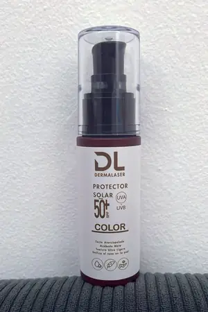 El protector solar facial DL Dermalaser SPF 50+ con color, en el centro