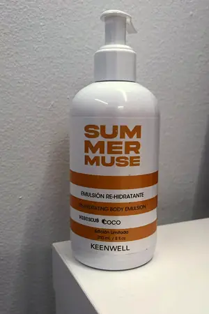 La emulsión corporal Summer Muse de hibisco y coco, de Keenwell, en una balda blanca del centro