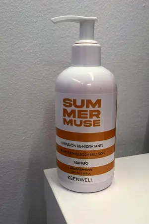 La emulsión corporal Summer Muse de mango, de Keenwell, en una balda blanca del centro