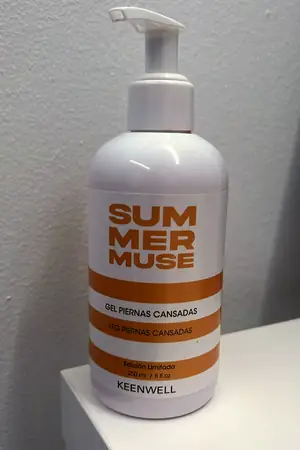 El gel de piernas cansadas Summer Muse, de Keenwell, en una balda blanca del centro